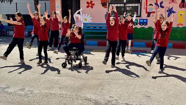 Özel gereksinimli Gizem Serra, tekerlekli sandalyesiyle halk oyunları ekibine dahil oldu