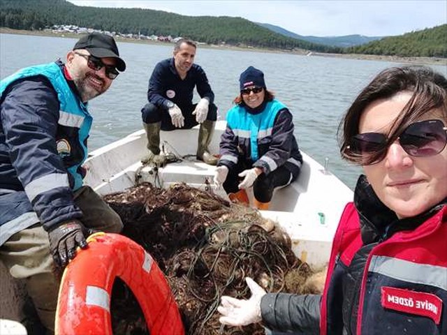 Seben Gölü’nden 500 metre hayalet ağ çıkarıldı