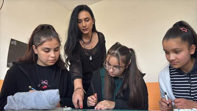 İlk ve ortaokul öğrencileri, köy yaşamından kareleri rölyef sanatıyla buluşturuyor