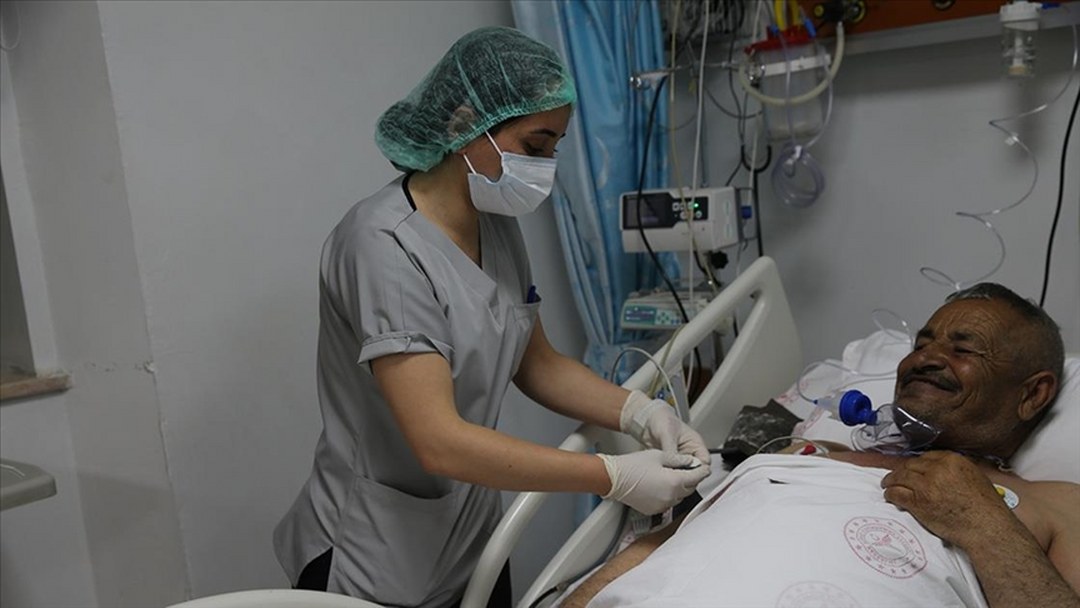 Çocukluk hayalini gerçekleştiren Senem hemşire, yoğun bakım hastalarının hizmetinde