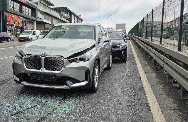 Beylikdüzü’nde düğün konvoyunda zincirleme kaza: 3 yaralı