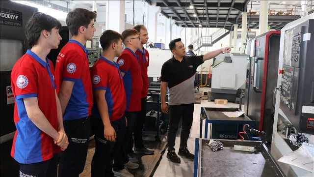 Fabrikada açılan meslek lisesinin öğrencileri, uygulamalı eğitim görüyor