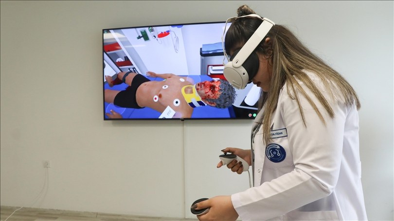 Hekim adayları simülasyon merkezindeki uygulamalı eğitimle mesleki donanım kazanıyor