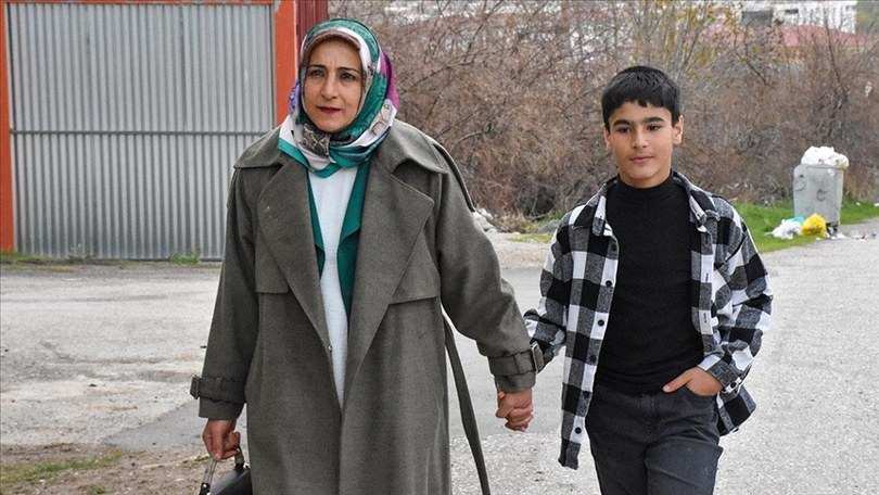 Çizgi filmden etkilenerek balkondan atlayan çocuk, fizik tedaviyle desteksiz yürümeye başladı