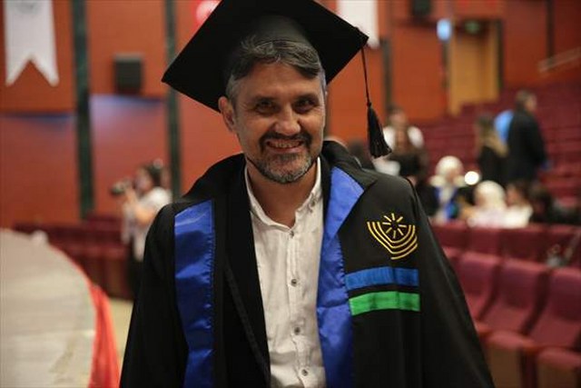 Okuma azmiyle 6 diploma sahibi oldu, eğitim serüveni bitmedi
