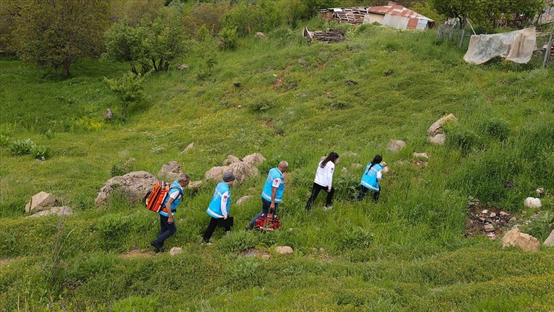 Hakkari’nin engebeli yollarında sağlık hizmeti ayağa gidiyor