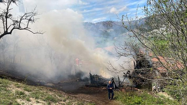 Bolu’da çıkan yangında cami, köy konağı ve bir ev yandı