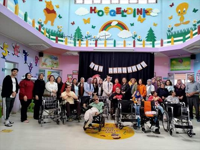 Minik öğrencilerin harçlıklarıyla alınan tekerlekli sandalyeler engellileri mutlu etti
