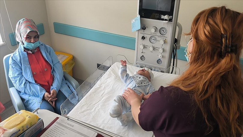 Kütahya’da bebeğin boynundan 445 gram tümör çıkarıldı