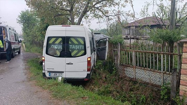 Düzce’de kaza yapan işçi servisindeki 8 kişi yaralandı