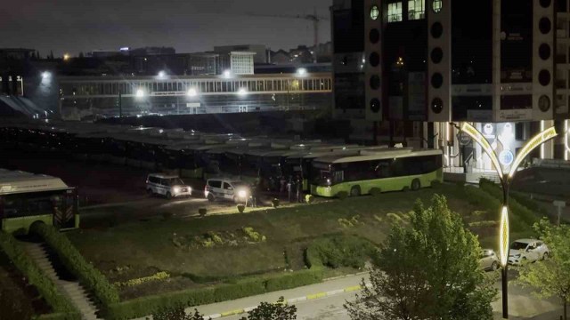 Belediyeye ait otobüsü çalmaya çalışan hırsızlar suçüstü yakalandı