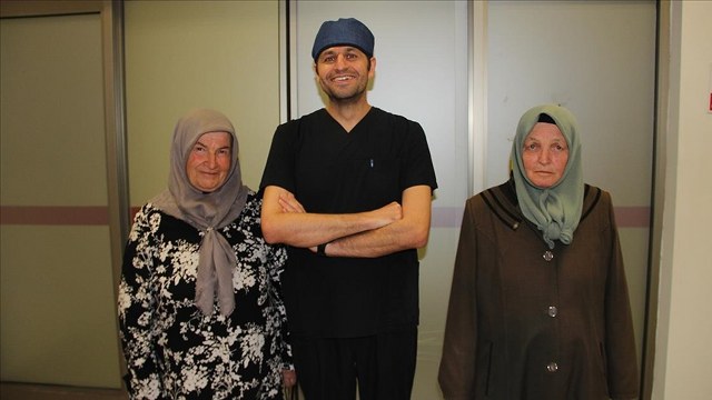 Yıllardır çektikleri diz ağrısından Kayseri Şehir Hastanesi’ndeki 1 saatlik tedaviyle kurtuldular