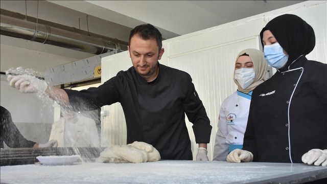 Gümüşhane’de lise öğrencileri günlük 2 bin ekmek üretiyor