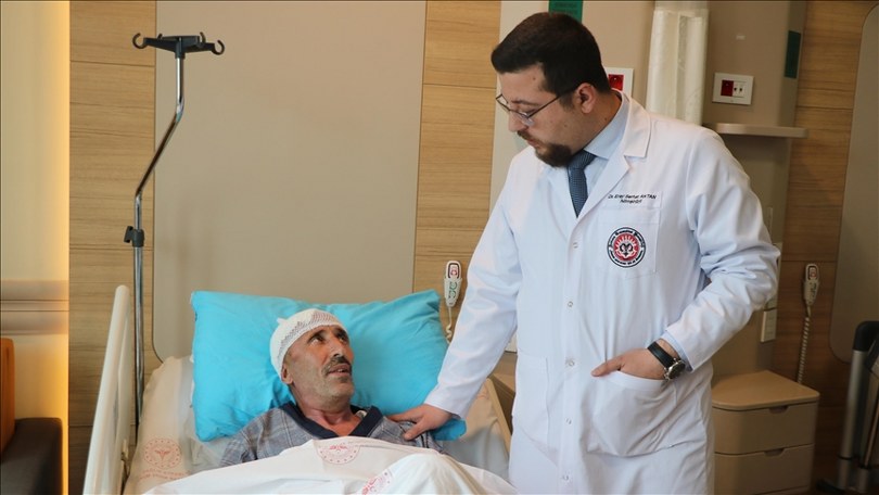 Şiddetli baş ağrısının beyin kanamasından olduğu anlaşıldı, ameliyatla sağlığına kavuştu