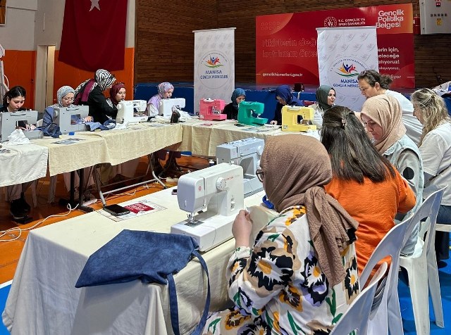 Atık malzemeler gençlerin elinde çantaya dönüştü