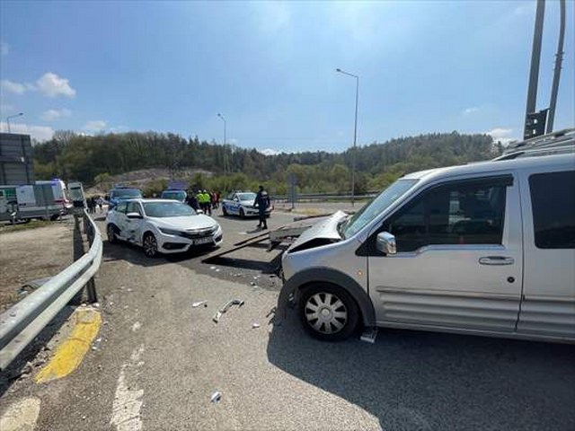 Bolu’da hafif ticari araç ile otomobilin çarpıştığı kazada 9 kişi yaralandı