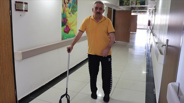 Felçli hasta sedyeyle geldiği hastaneden yürüyerek çıktı