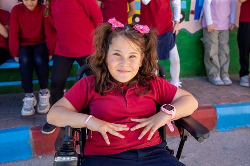 Özel gereksinimli Gizem Serra, tekerlekli sandalyesiyle halk oyunları ekibine dahil oldu