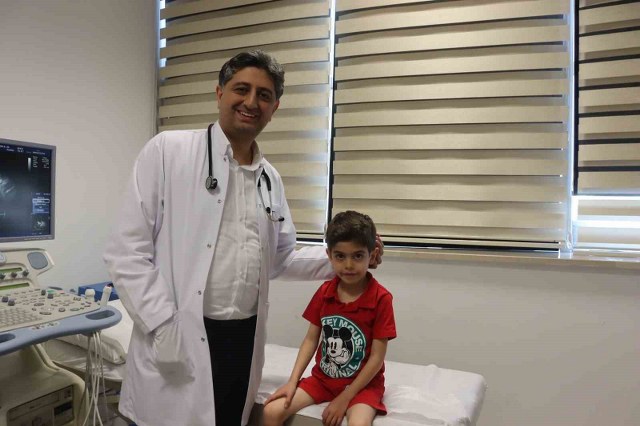 4 yaşındaki Yusuf’un delik kalbi, anjiyografik yöntemle kapatıldı