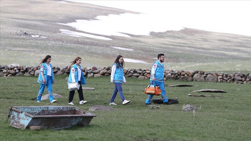 Evde sağlık hizmeti alan 395 hasta için her koşulda dağları tepeleri aşıyorlar