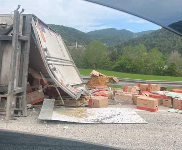 Bolu’da yumurta yüklü tır devrildi