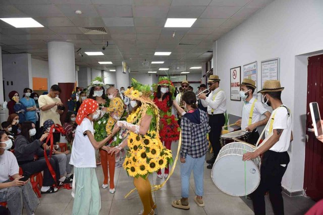 Diyarbakır’da hastanede tedavi gören çocuklara ve annelerine moral etkinliği