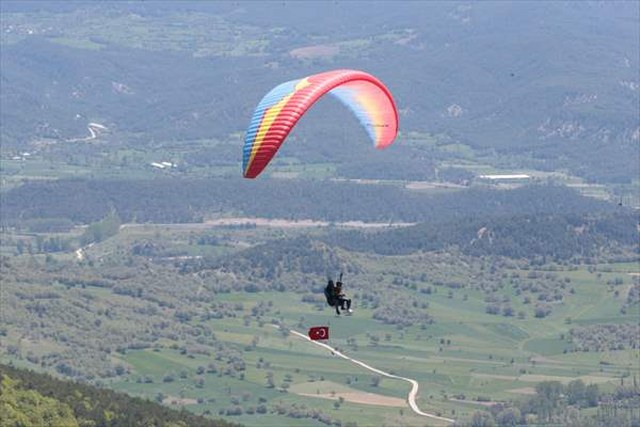 Yamaç paraşütü tutkunları, 19 Mayıs’ı Abant semalarında kutladı