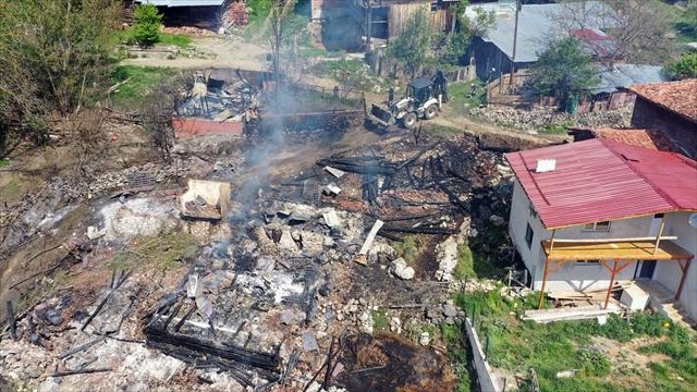 Kastamonu’da cami, ev ve ahırın kullanılamaz hale geldiği yangında 1 kişi yaralandı