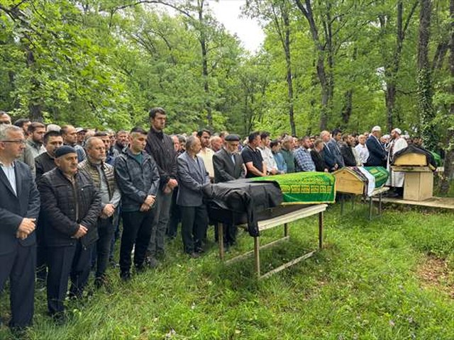 Bartın’da akrabaları tarafından tüfekle öldürülen çift ile oğlu toprağa verildi