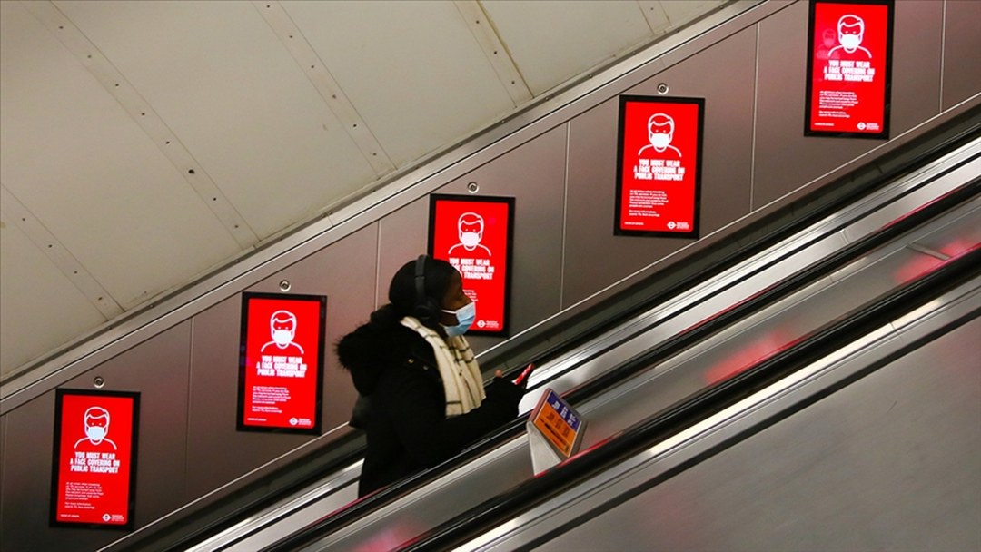 İngiltere’de doğru önlemlerle Kovid-19’dan yaklaşık 180 bin ölümün önlenmiş olabileceği öne sürüldü