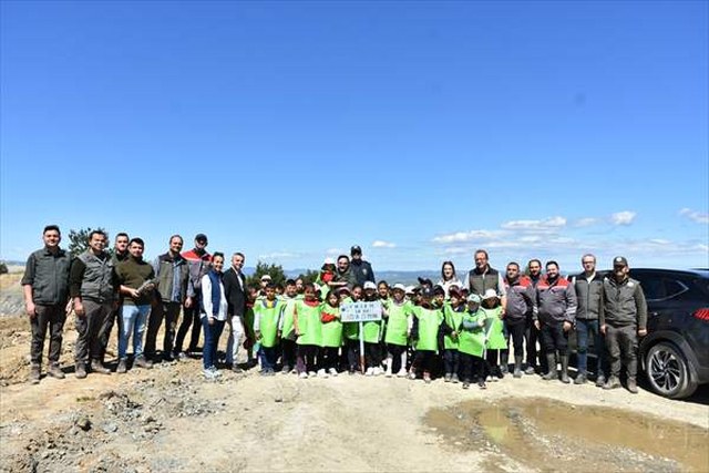 Devrekani’de ilkokul öğrencileri fidanları toprakla buluşturdu