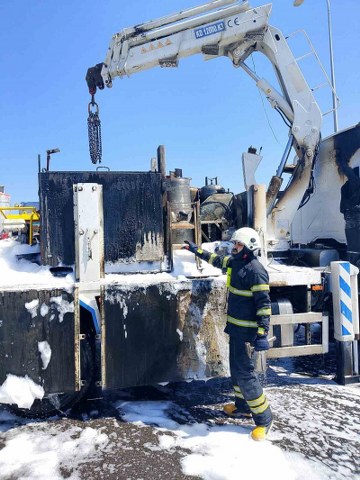 Tüplerin de bulunduğu kamyon kasasında yangın