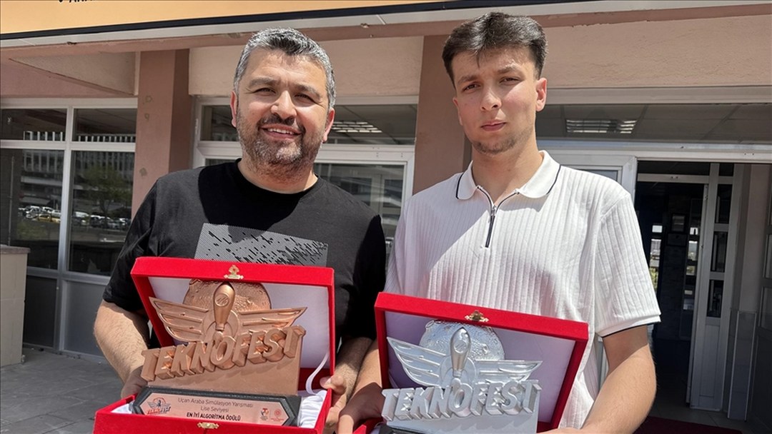 Lise öğrencileri, Uçan Araba Simülasyon Yarışması’nda “en iyi algoritma” ödülü kazandı