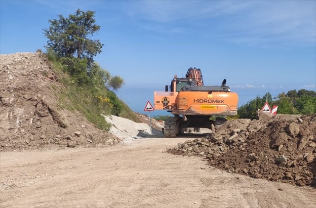 Kastamonu’da Cide-İnebolu kara yolu heyelan nedeniyle ulaşıma kapandı