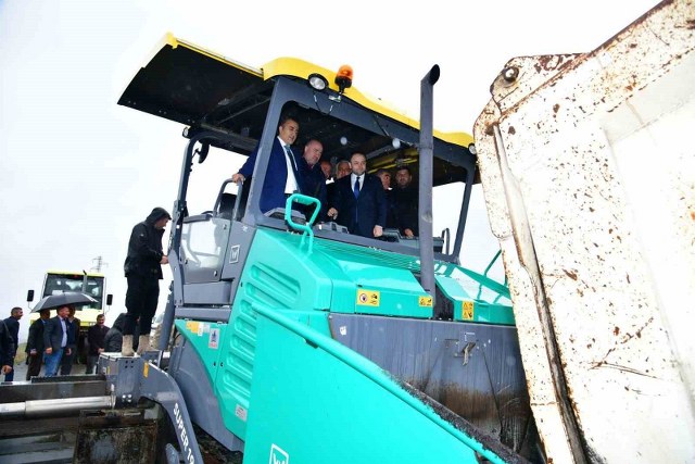 Ardahan’da köy yolları asfalt yerine beton kullanılarak yenileniyor