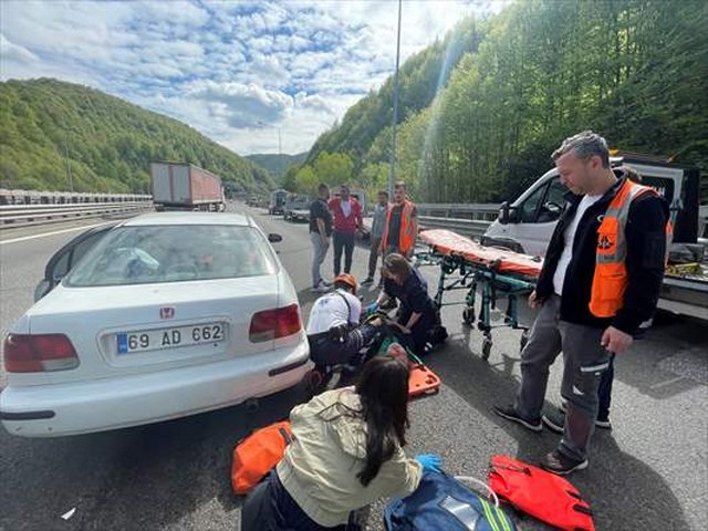 Anadolu Otoyolu’nda otomobil ile oto kurtarıcısının karıştığı kazada 3 kişi yaralandı