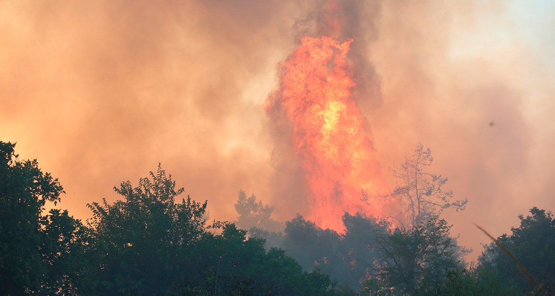 Antalya’da iki noktada çıkan yangında alevlerle burun buruna geldiler
