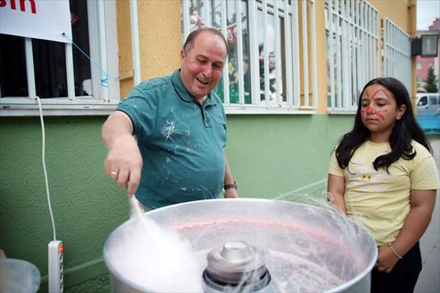 Okul müdürü yaptığı pamuk şekerlerle mutluluğu çoğaltıyor