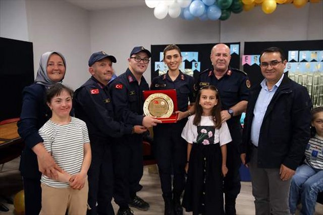 Kastamonu’da tayini çıkan kadın polis ve jandarmaya “özel” veda