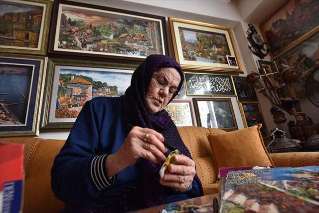 70’inden sonra başladığı kağıt rölyef sanatında yaptığı eserler evini süslüyor