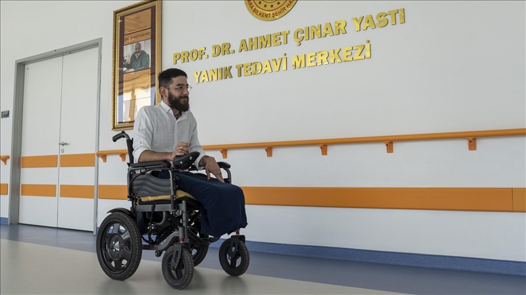 Bacakları ampute edilen hasta, protezleriyle ilk adımlarını atacağı günü bekliyor