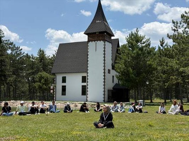 Bolu’da kampa katılan gençler doğa temelli eğitim ortamında farkındalık kazanıyor