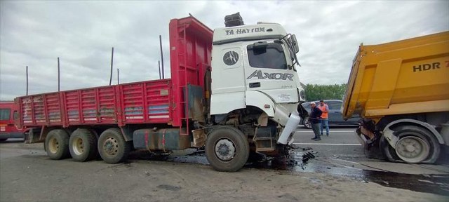 Anadolu Otoyolu’nda çarpışan iki kamyonun sürücüsü yaralandı