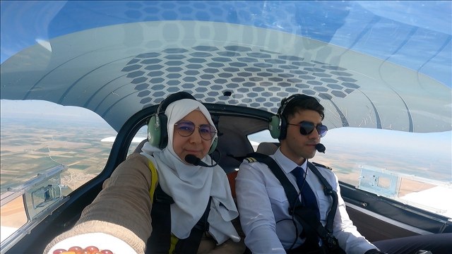 Pilotaj bölümü mezunu oğlunun uçuşuna eşlik eden anne, heyecan ve mutluluğu bir arada yaşadı