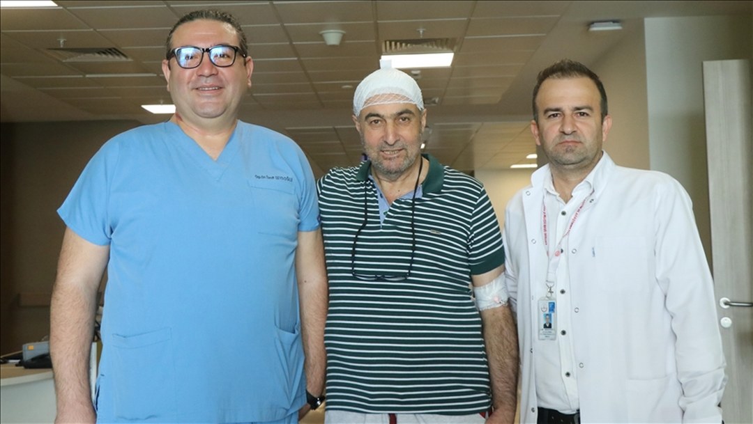 Parkinson hastası, 14 yıllık titreme ve yürüyüş bozukluğundan beyin piliyle kurtuldu