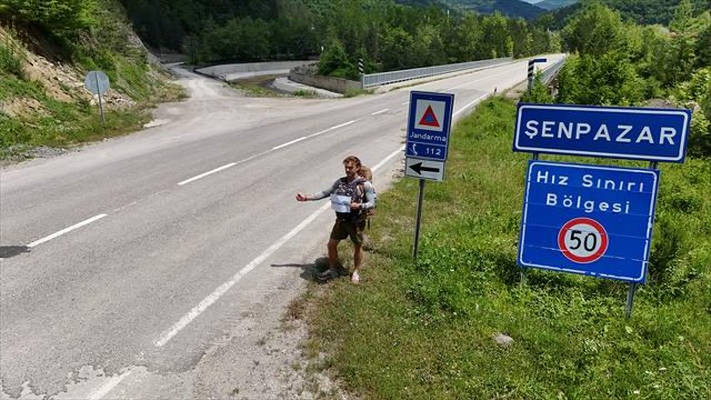 Amerikalı genç gittiği ülkeleri otostopla şehir şehir geziyor