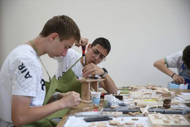 Kastamonu’da fen lisesi öğrencileri ahşap oyuncakları mühendislik ve sanatla birleştirdi