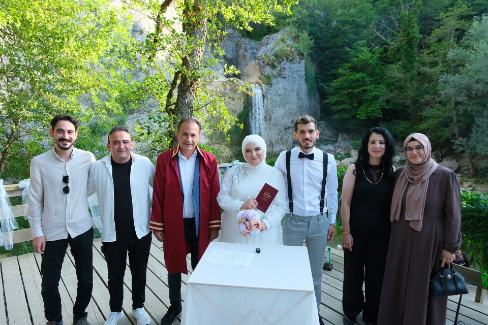 Kastamonulu çift, nikahını Ilıca Şelalesi’nde kıydırdı