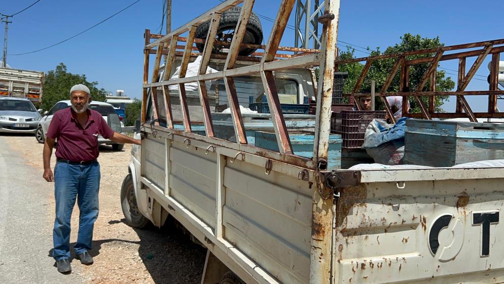 Alevlerin arasına arılarını kurtarmak için geldi