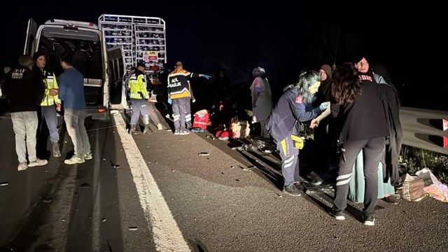 Bolu’da tüp yüklü kamyona çarpan minibüsteki 16 kişi yaralandı